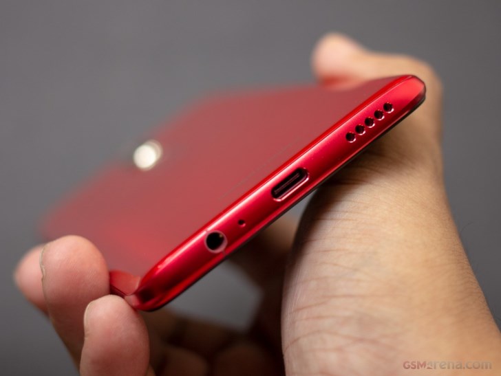 Опубликована подборка фотографий красного OnePlus 6
