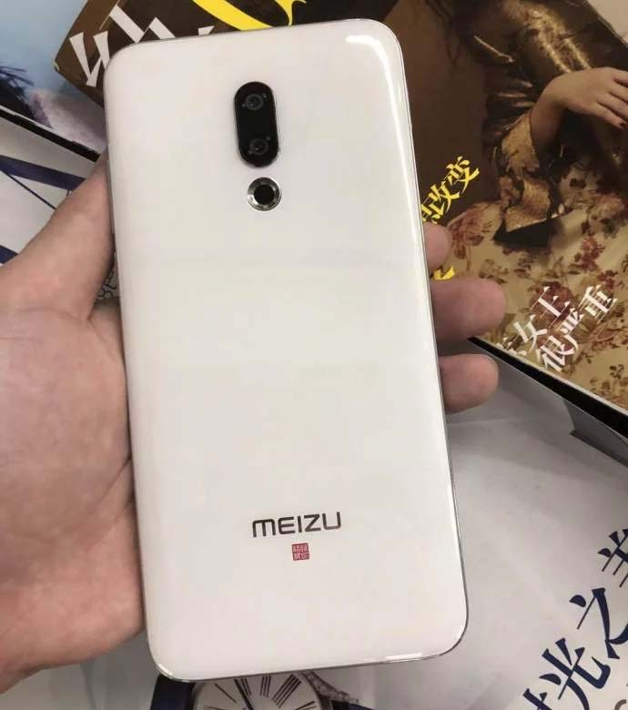 Смартфон Meizu 16 в белом цвете показали на живых фото