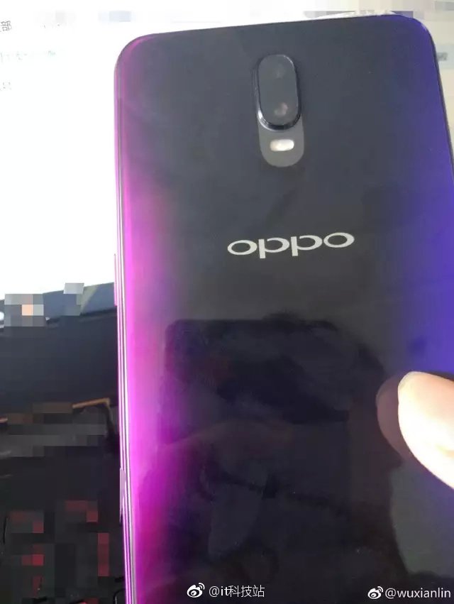 Смартфон Oppo R17 получит небольшой вырез под фронталку