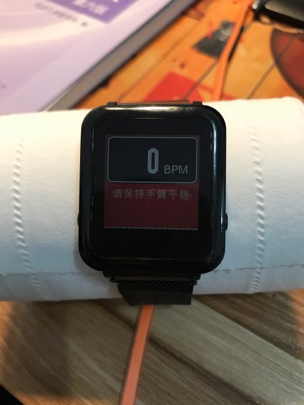 Фитнес-браслет Xiaomi Mi Band 3 нашел пульс у бумажной салфетки