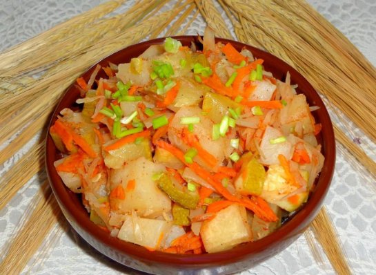 Тушеные кабачки с овощами и картошкой