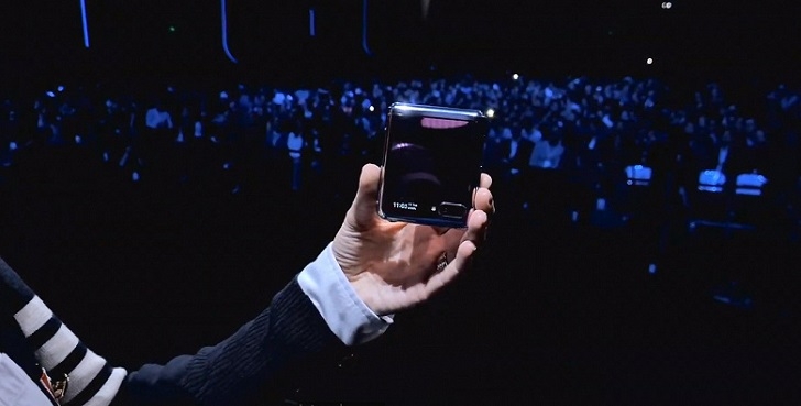 Samsung представил первый в мире смартфон со сгибаемым стеклом